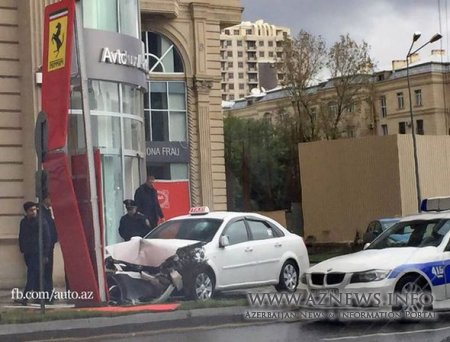 Bakıda avtomobil “Ferrari”nin binasına çırpıldı