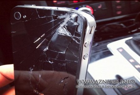 Yol polisi sürücünün iPhone 5-ni sındırdı