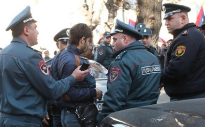 Erməni polis iranlıları soydu