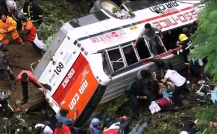 Turistləri daşıyan avtobus 400 metrdən düşdü: 32 ölü