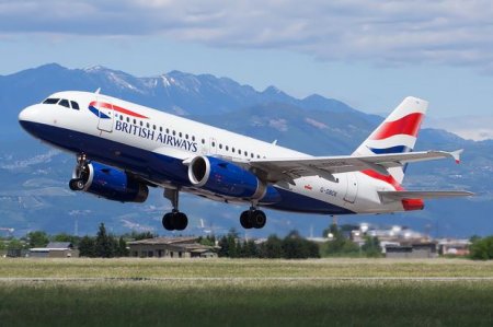 British Airways-in sərnişini uçuş zamanı qapını açmağa çalışıb
