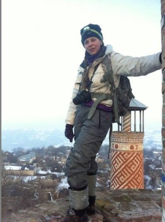 İçkili erməni jurnalist Şuşa məscidinin minarəsinə çıxdı