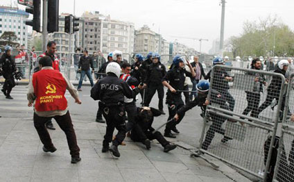 İstanbulda 200-dən çox adam saxlanıldı
