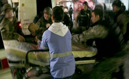 Ölkə qarışdı: 5 polis öldü, 30-u yaralandı
