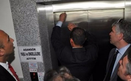 Nazir liftdə qaldı