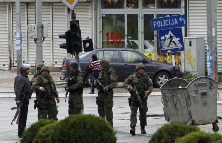 Ölkə qarışdı: 5 polis öldü, 30-u yaralandı