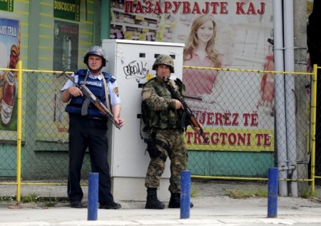 Ölkə qarışdı: 5 polis öldü, 30-u yaralandı