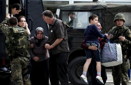 Ölkə qarışdı: 5 polis öldü, 30-u yaralandı