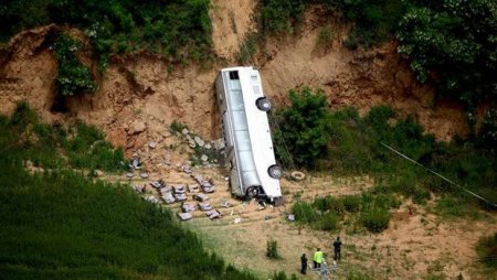 Avtobus uçurumdan uçdu: 35 ölü