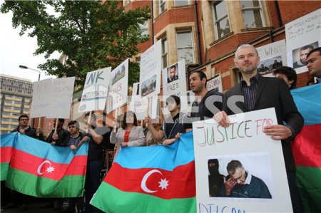 Azərbaycanlılar Londonda etiraz aksiyası keçirdi