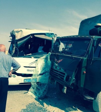Sumqayıtda dəhşətli qəza: yük maşını avtobusa çırpıldı