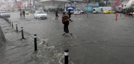 İstanbulda dəniz daşdı, yolu su basdı