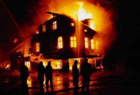Azərbaycanda iki ev yandı