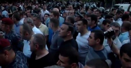 İrəvanda üsyan: xalq Sərkisyanın iqamətgahına hücum edir, polis atəş açmağa hazırdır