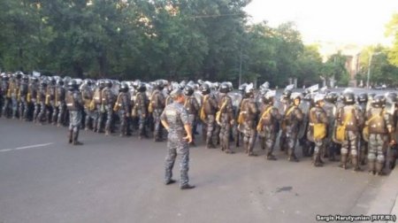 İrəvanda üsyan: xalq Sərkisyanın iqamətgahına hücum edir, polis atəş açmağa hazırdır