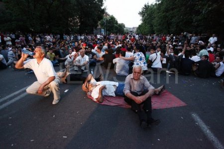 Sərkisyan bahalaşma qərarını dondurdu və mitinqçilərə yalvardı: “Allah xatirinə...”