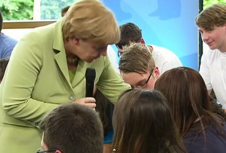 Merkel fələstinli qızı belə ağlatdı