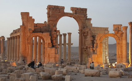 İŞİD Əsədi öldürüb Palmira sütunlarından asdı