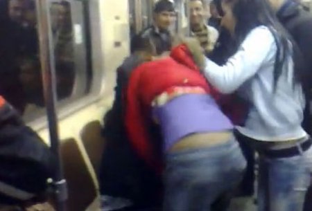Bakı metrosunda qızlar saçyolduya çıxdılar