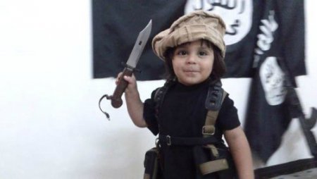 Şok! 3 yaşlı İŞİD cəlladı baş kəsir