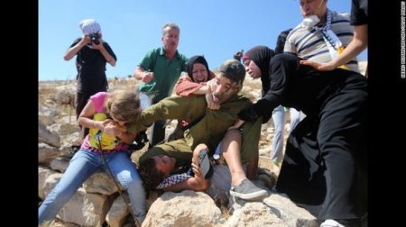 İsrail əsgərinin 11 yaşlı fələstinliyə qarşı amansız hücumu