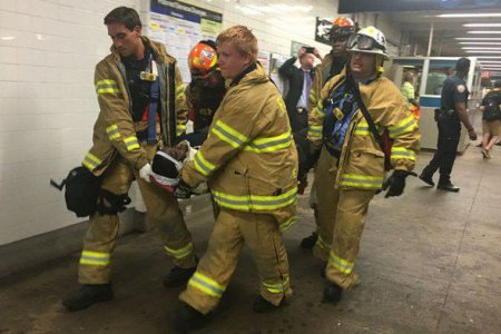 Nyu-York metrosunda içində 150 sərnişin olan qatar relsdən çıxdı