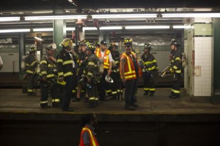Nyu-York metrosunda içində 150 sərnişin olan qatar relsdən çıxdı