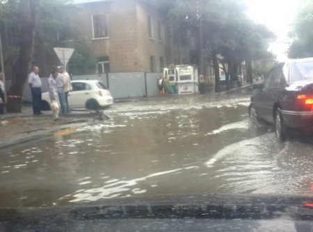 Bakıda güclü yağış: Əhmədlini su basdı