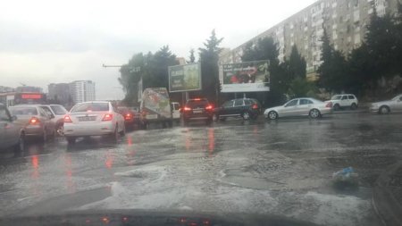 Bakıda güclü yağış: Əhmədlini su basdı
