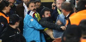Türkiyə derbisindən sonra stadionda dava düşdü