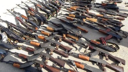 Suriyada 700-ə yaxın yaraqlı silahı yerə qoydu