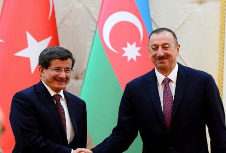 Davudoğlu Azərbaycan bayrağını öpüb gözlərinin üstünə qoydu