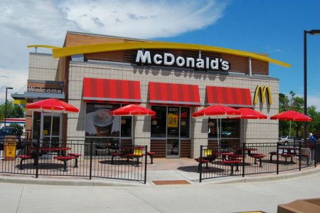 “Mc Donalds”da içində siçovul başı olan hamburger satılıb
