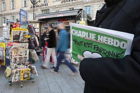 “Charlie Hebdo” Parisdə baş verən terror aktlarına karikatura çəkdi
