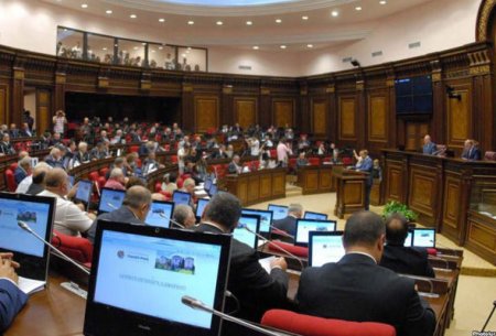 Ermənistan parlamenti Lavrovun İrəvan səfərini müzakirə edir