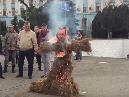 Krımda Ərdoğanın müqəvvasını yandırdılar