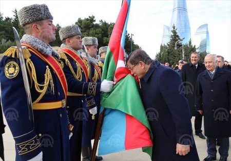 Davudoğlu Azərbaycan bayrağını öpüb gözlərinin üstünə qoydu