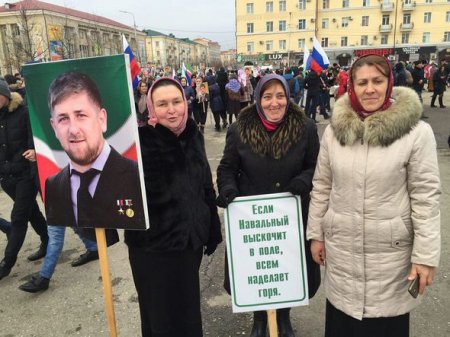 Yüz minlərlə çeçen Kadırovu dəstəkləmək üçün küçələrə çıxdı