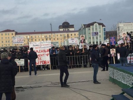 Yüz minlərlə çeçen Kadırovu dəstəkləmək üçün küçələrə çıxdı