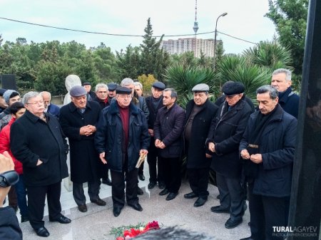 Akademik Milli Dram Teatrının kollektivi Əliabbas Qədirovun məzarını ziyarət edib