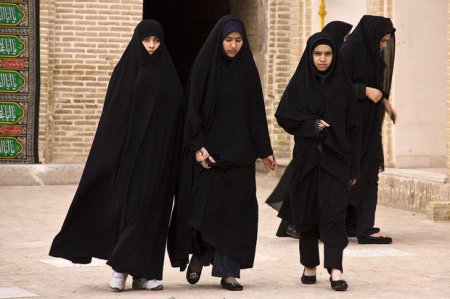 İranlı deputat qadınları uzunqulaqla müqayisə etdi