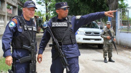 Hondurasda polis formalı cinayətkarlar 10 nəfəri güllələyiblər