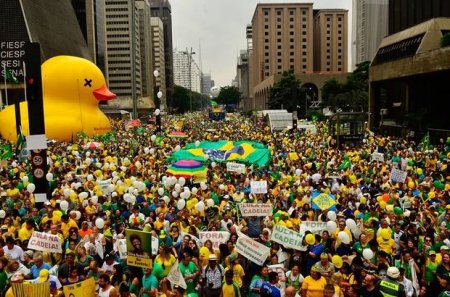 Milyonlarla braziliyalı prezidentin istefasını tələb edir