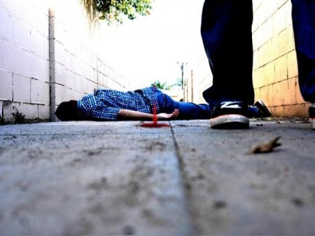 Sumqayıtda 27 yaşlı oğlan yaşadığı evin qarşısında öldürülüb