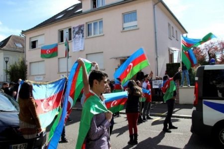 Azərbaycanlılar Fransada erməni nümayişini dağıdıblar