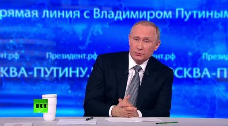Putin jurnalistlərin qarşısına çıxdı