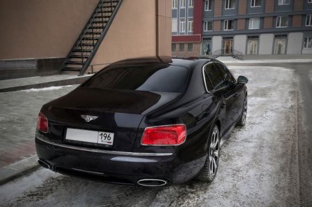 Moskvada “Bentley”ni sahibəsi ilə birgə qaçıranlar tutuldu