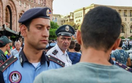 İrəvan polisi jurnalistləri döydü