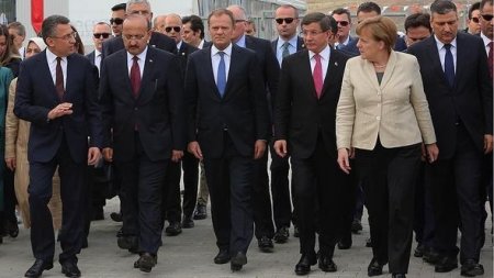 Merkel Türkiyə və Suriya sərhədinə gedib