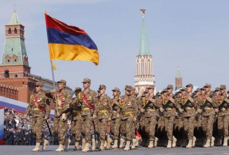 Erməni hərbçilər Moskvaya gedir